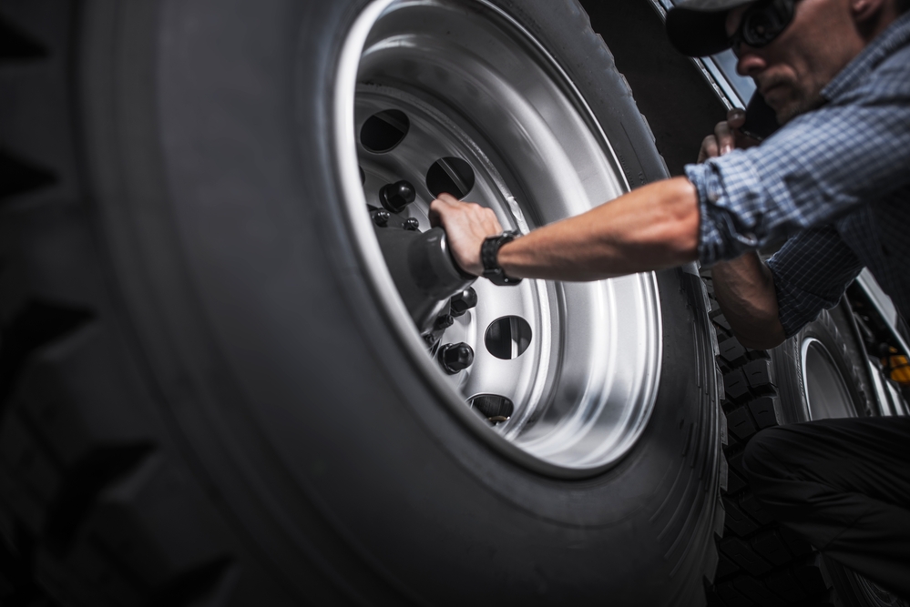 Mechanic rotating truck tyres